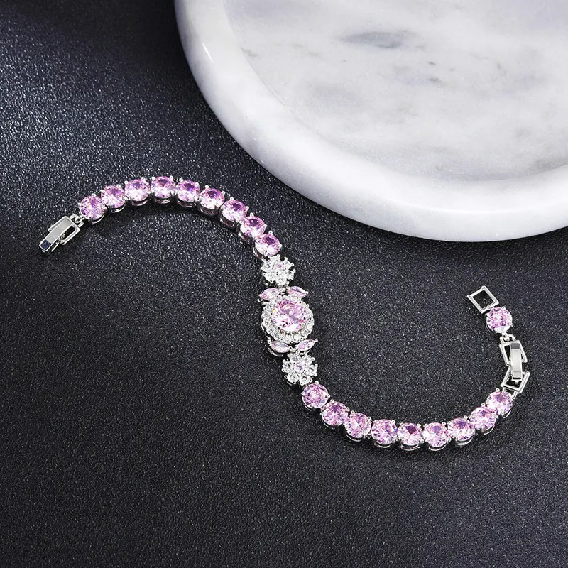 Nieuwe paarse bloemen armband voor dames, luxe. Een elegant sieraad dat uw pols siert met een vleugje luxe en verfijning.