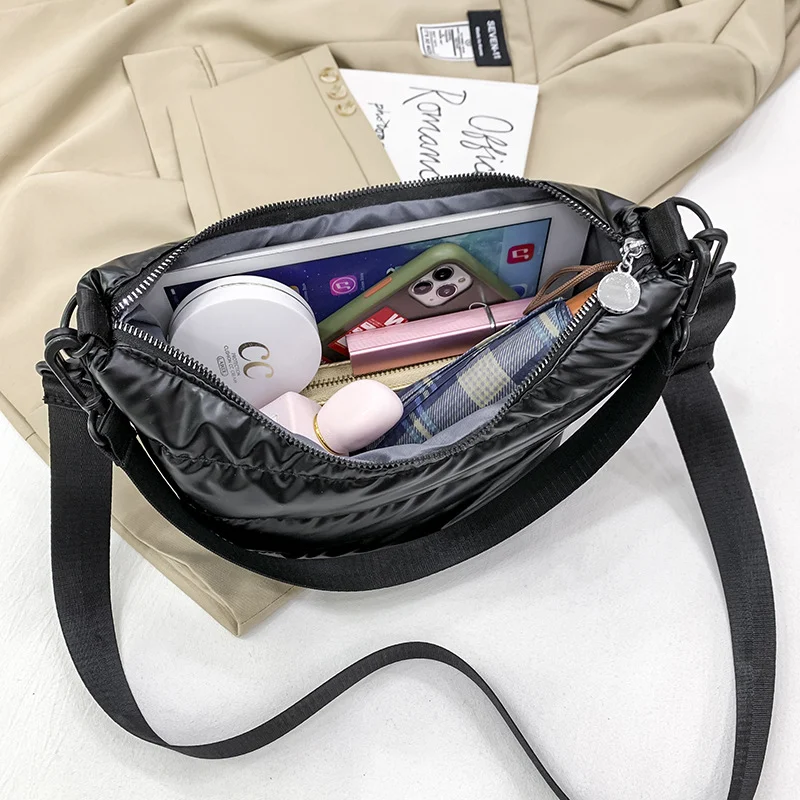 Borsa a tracolla da donna con piume su una spalla, elegante e alla moda. Perfetta per portare con stile i tuoi oggetti essenziali. Ideale per ogni occasione.