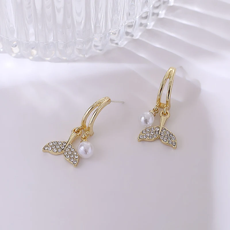 Boucles d'oreilles femme vintage en zircon, perle et queue de poisson. Élégance intemporelle. Rehaussez votre beauté avec un design sophistiqué et subtil.
