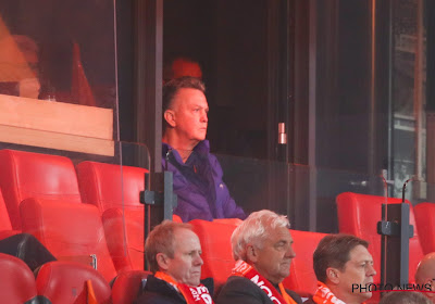 📷 L'image du jour : Louis Van Gaal, en fauteuil roulant et entouré de ses joueurs