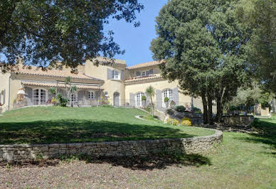 Villa avec piscine et terrasse 2