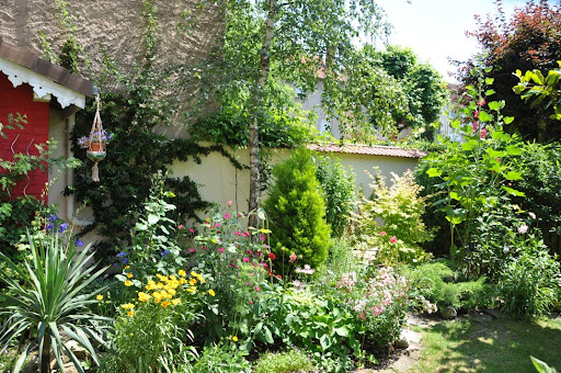 House with garden 4