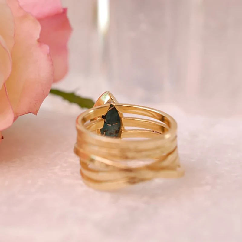 Ring mit künstlichem Edelstein-Inlay aus Legierung. Bietet schimmernde Eleganz, Haltbarkeit und ein einzigartiges Design für jeden Anlass.