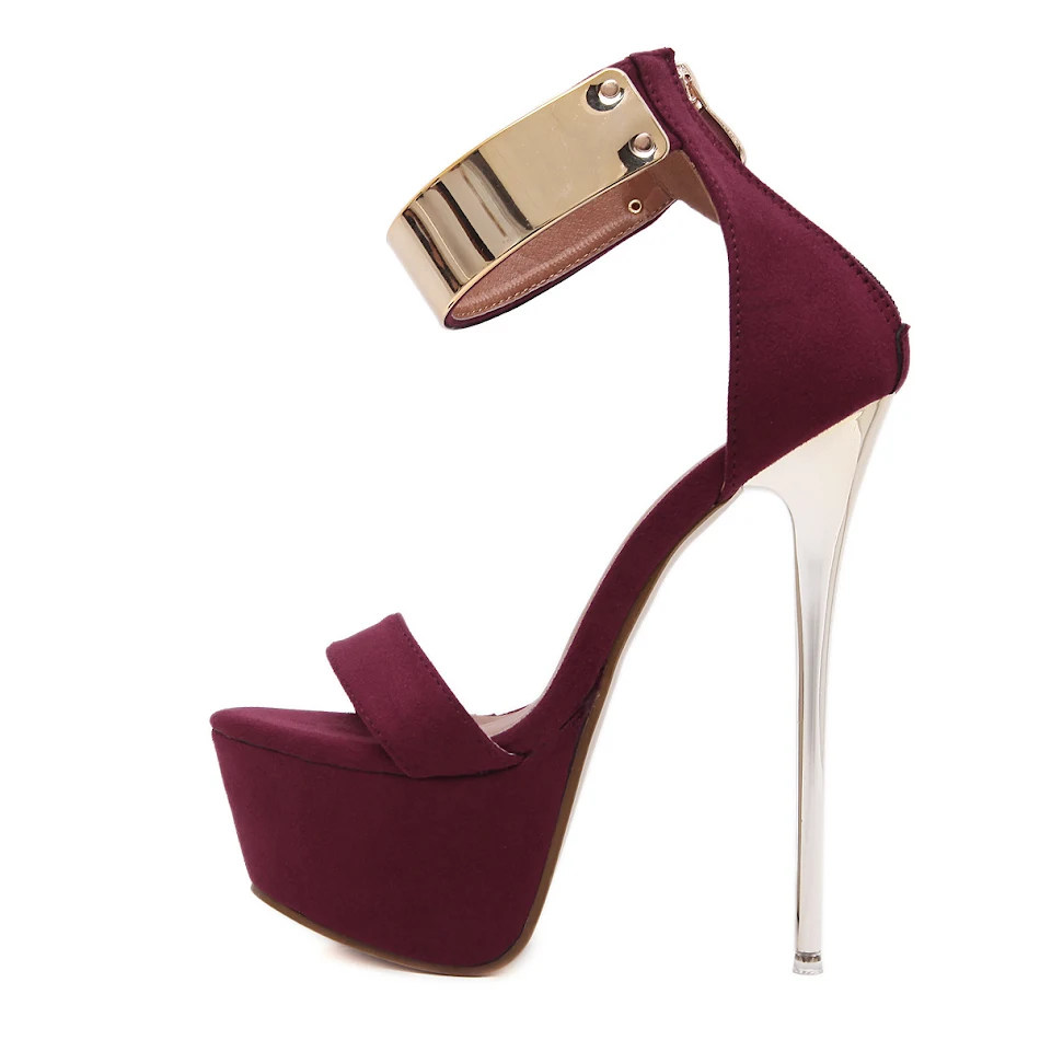 Modieuze waterdichte platform pumps met stilettohak. Stijlvol en beschermd tegen regen. Perfect voor een elegante look, ongeacht het weer.