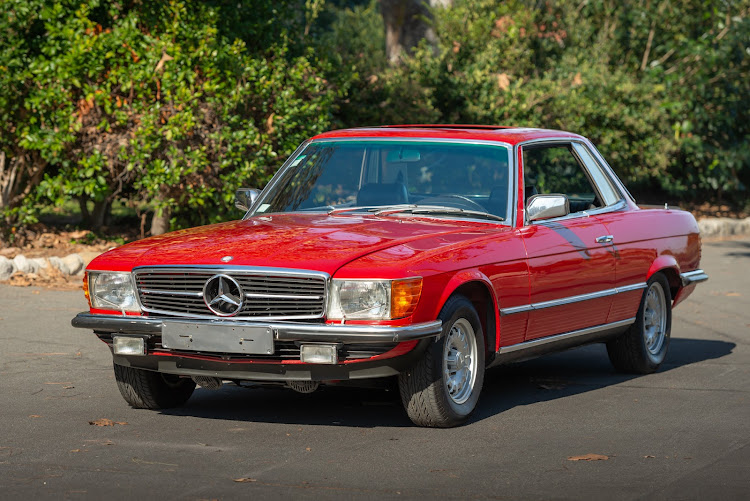 The signal red Mercedes-Benz 450 SLC was gifted to Maradona by a group of influential fans.