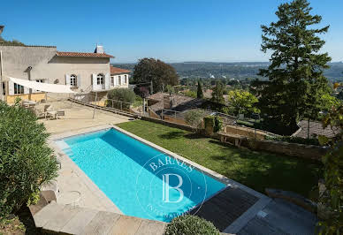 Propriété avec piscine et jardin 9