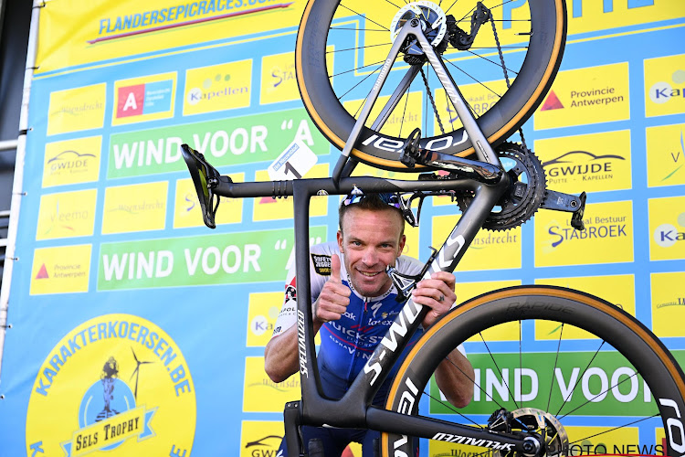 📷 IN BEELD: Iljo Keisse in de spotlights na Putte-Kapellen: renner van Quick.Step hangt fiets letterlijk aan de haak