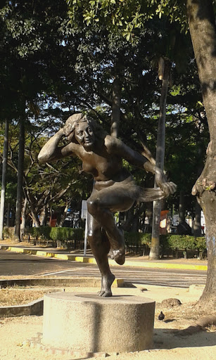 Estatua en la Av Los Naranjos,