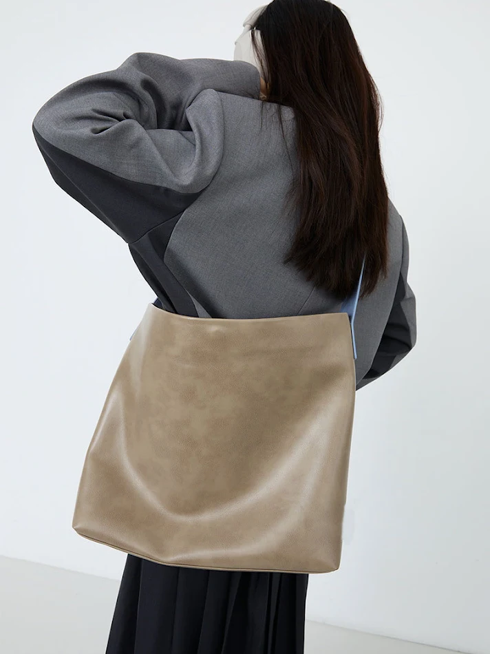 Sac à bandoulière avec bandoulière contrastée et grande capacité. Idéal pour transporter tous vos essentiels avec style et confort au quotidien.