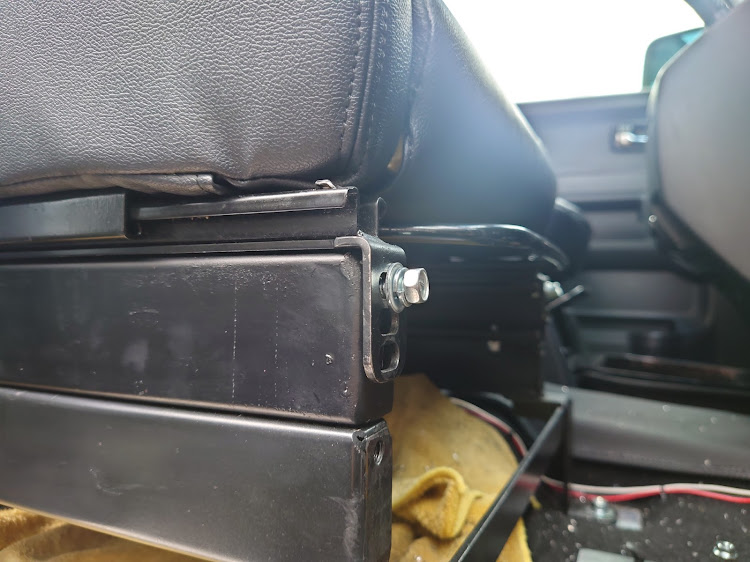 デリカD:5の4B12 2.4 MIVEC・3.5インチリフトアップ・RECARO SR3タイプ・セミバケットシート取り付け・シートレール加工に関するカスタム事例の投稿画像11枚目