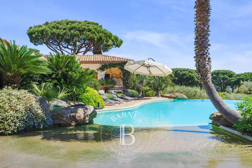 Pool and lush Mediterranean garden in this luxury property for seasonal rental in Sainte-Maxime (325 m²)