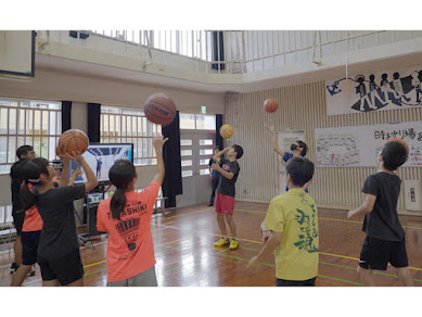 沖縄県の離島の中学生たちが「オンラインバスケ部」で部活動を満喫