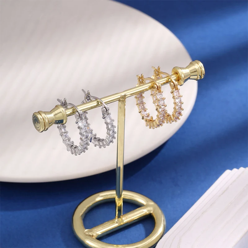 Boucles d'oreilles fines pour femmes, serties de zircon, design simple et intemporel, idéales pour un style quotidien et sophistiqué.