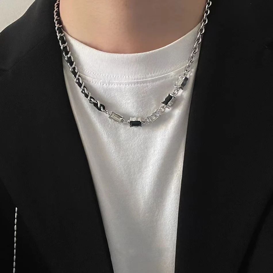 Collier de couture en zircon noir et blanc. Élégance intemporelle pour sublimer votre style quotidien. Un accessoire sophistiqué et polyvalent.