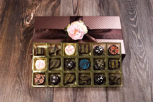 Gift Box With Premium Chocolates [18 Pieces]