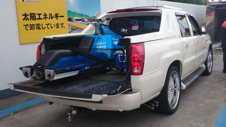 エスカレードのホイール交換・マフラー交換・タイヤ交換・洗車に関するカスタム事例の投稿画像1枚目