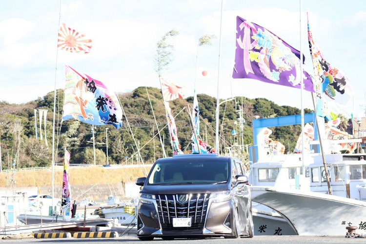 アルファードのお正月気分も・太平洋ロングビーチ・赤羽根港・大漁旗とコラボ・低そうで低くないほんのちょこっとだけ低く見える車に関するカスタム事例の投稿画像12枚目