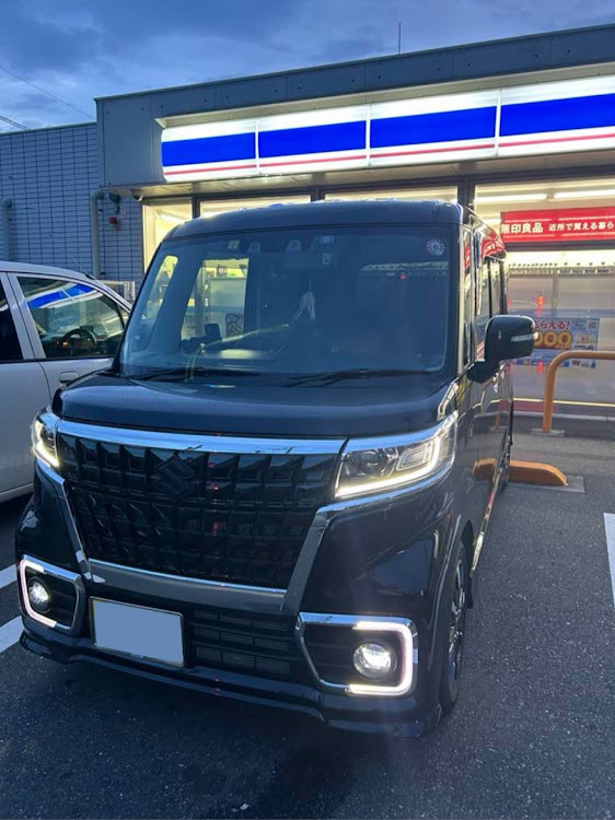 スペーシアカスタムのいつもいいね&コメントありがとうございます🎵・愛車love♡・スペカス・グリル交換・エンブレム交換に関するカスタム事例の投稿画像1枚目