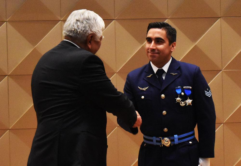 Un hombre con un traje de color negro

Descripción generada automáticamente con confianza media