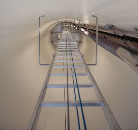 Vista de la escalera dentro de una turbina eólica desde abajo