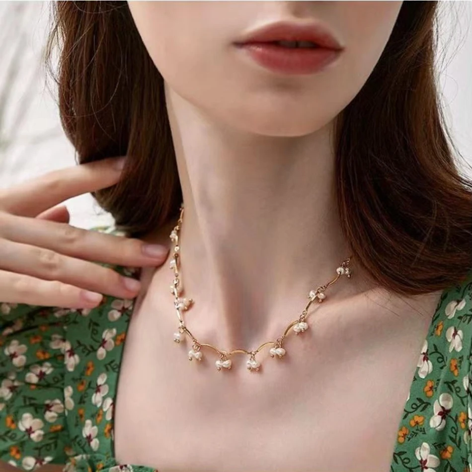 Collier individuel de petites perles pour femmes. Un bijou délicat et élégant, parfait pour toutes les occasions. Offrez-le !
