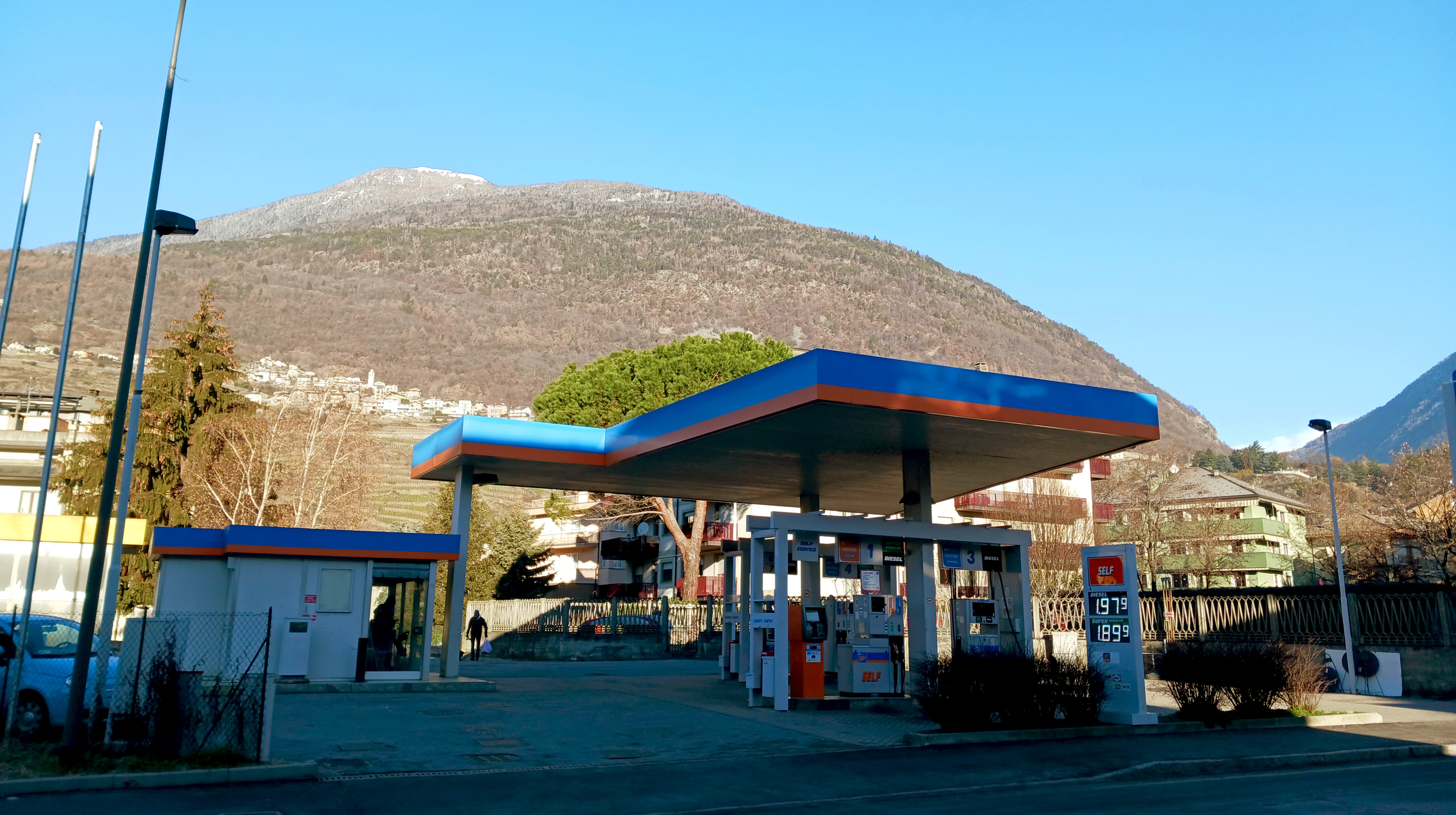 Stazione di servizio tra le montagne di benny48