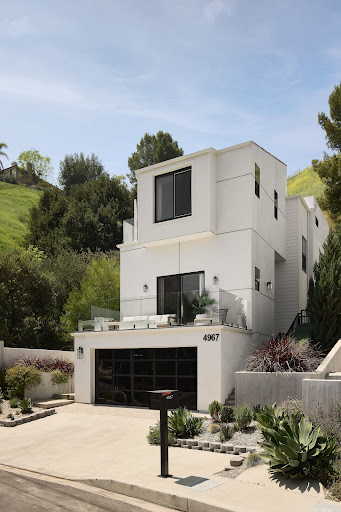 Contemporary house with garden 2
