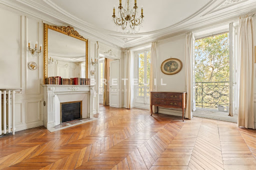 Luxury apartment / penthouse for sale in Neuilly-sur-Seine (92200) - Living room with fireplace and parquet floor