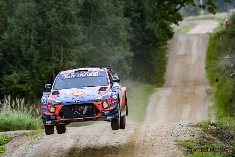 Thierry Neuville zakt zelfs naar vijfde plaats in WK-stand, wereldkampioen juicht in eigen land