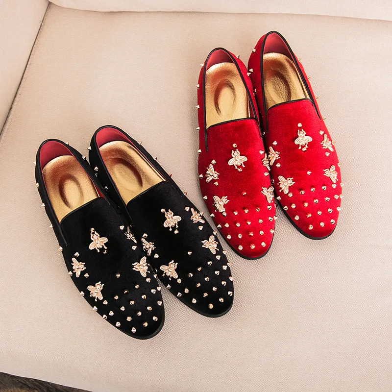 Zapatos casuales de guisante con remaches de ante de abeja para hombre, estilo y comodidad diarios, ideales para un look moderno y relajado.