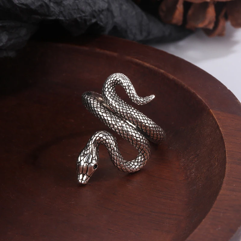 Title 3, Anillo de serpiente simulada de múltiples capas...