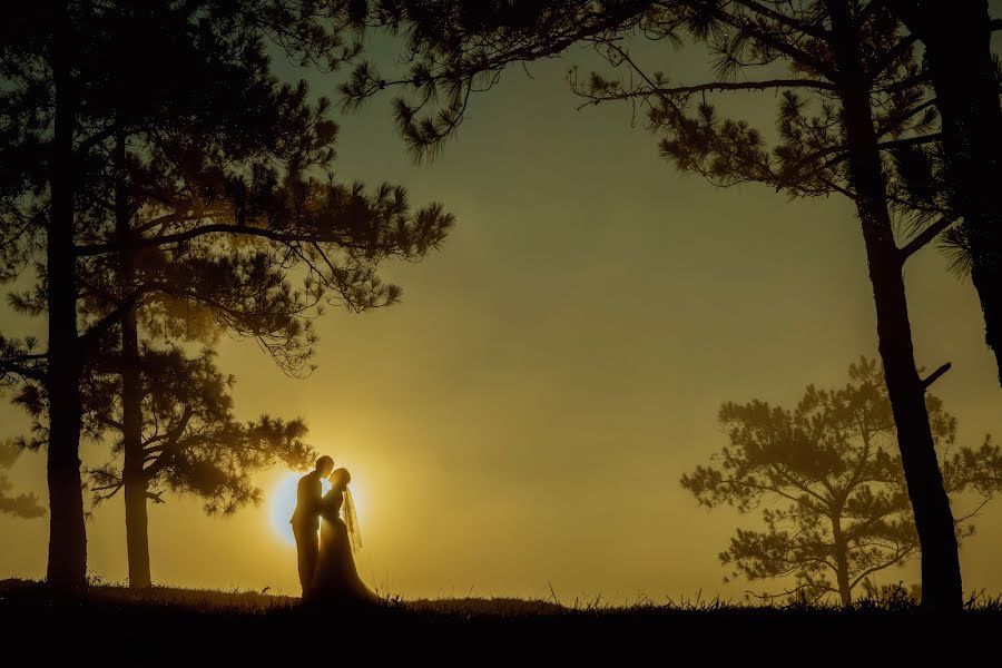 Fotógrafo de casamento Phạm Viết Phi (romstudios). Foto de 4 de outubro 2021