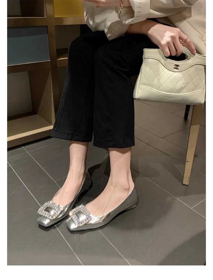 Zilveren platte pumps met vierkante neus en strass steentjes. Elegante damesschoenen voor dagelijks gebruik. Combineer comfort met stijl.