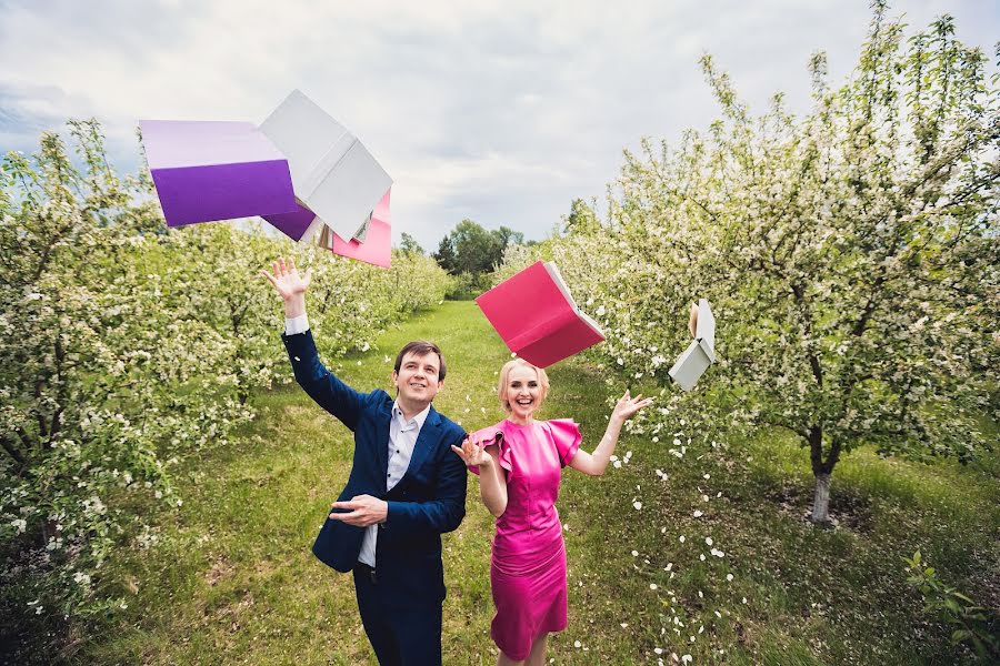 Fotógrafo de casamento Denis Osipov (svetodenru). Foto de 16 de junho 2015