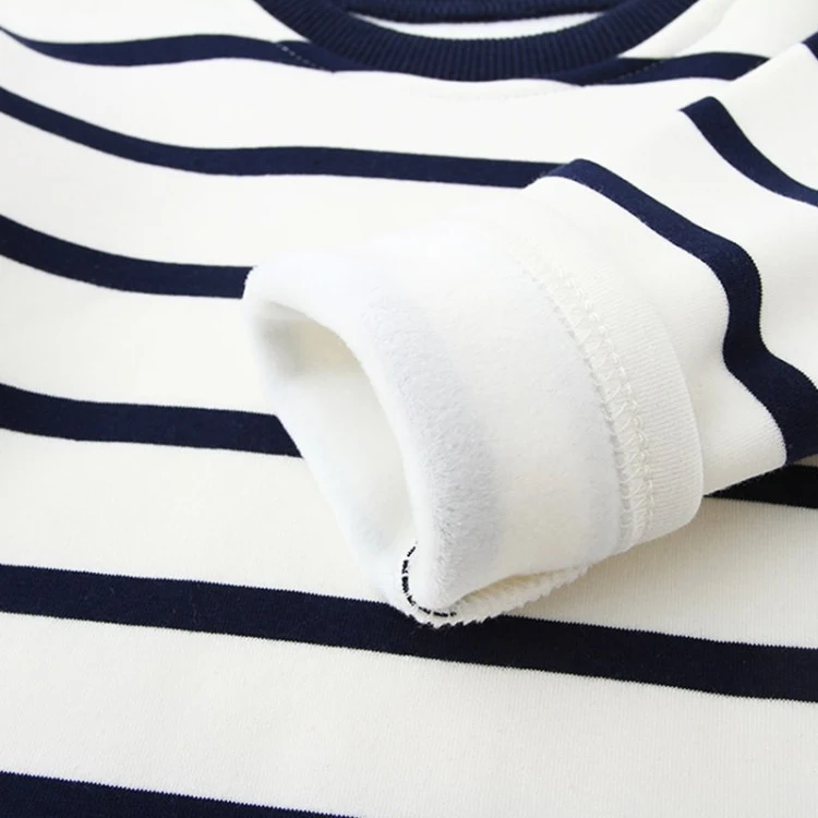 Gestreept zwart-wit kinderpullover met lange mouwen, comfortabel en stijlvol, perfect voor dagelijks gebruik en een casual look.