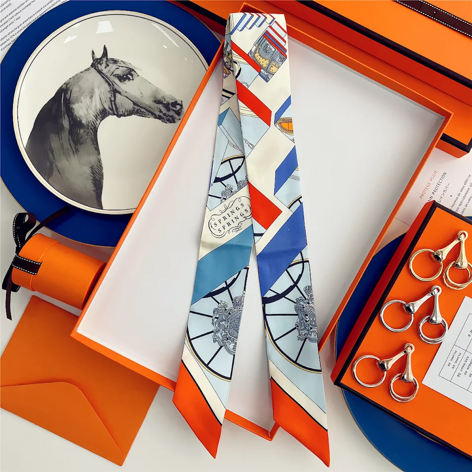 Mode armtas met zijden sjaal voor een elegante uitstraling. Draag je essentials in stijl en comfort, perfect voor elke outfit en gelegenheid.