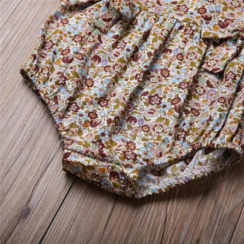 Macacão Floral Baek Bo-ram para bebê, vazado. Roupa leve e fresca para o verão, design floral charmoso, respirável e confortável para seu bebê.