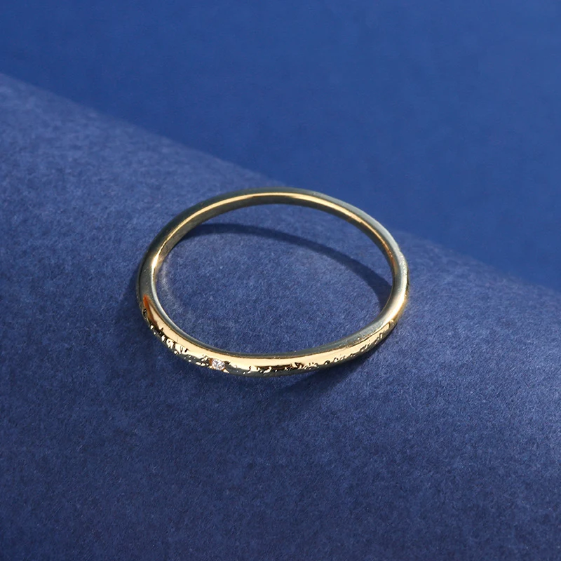 Złoty Pierścionek z Piasku z Diamentami dla Kobiet. Unikalny Design, Lśniąca Elegancja. Idealna Biżuteria Damska, Dodająca Blasku i Uroku.