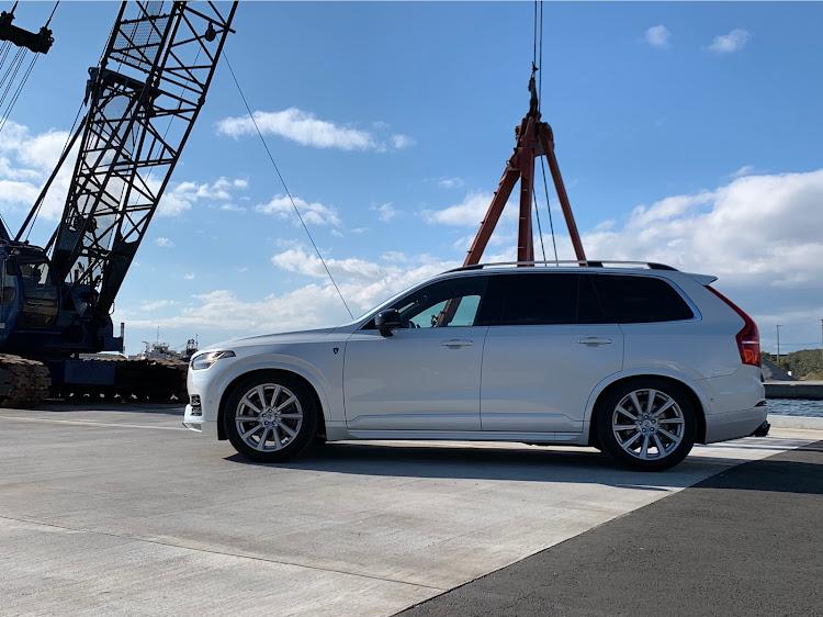 XC90のひとり撮影会・埠頭・カスタム・グロスブラック・ブラッククロームに関するカスタム事例の投稿画像1枚目