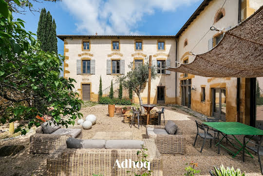 Propriété avec piscine et jardin