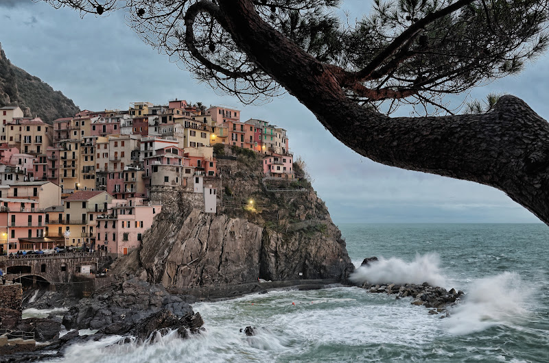 Manarola tra le onde di Alessandro Milazzo