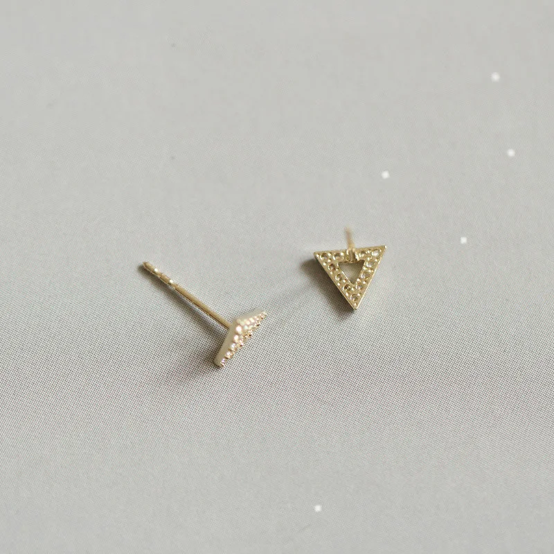Boucles d'oreilles clip en or et argent sterling, diamants pleins creux triangle, tempérament, pour un style élégant et sophistiqué.