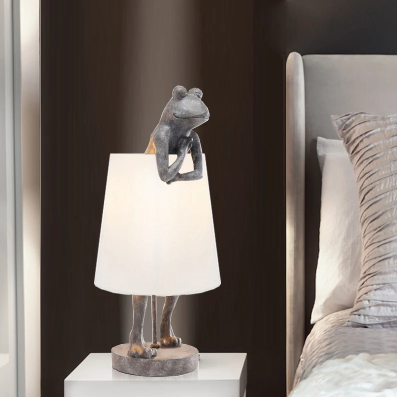 Lampe de table en tissu grenouille mignonne pour chambre. Lampe de chevet. Éclairage doux et décoratif pour la chambre d'enfant.