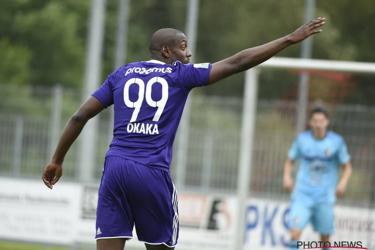 Officieel: Okaka ruilt Anderlecht in voor de Premier League