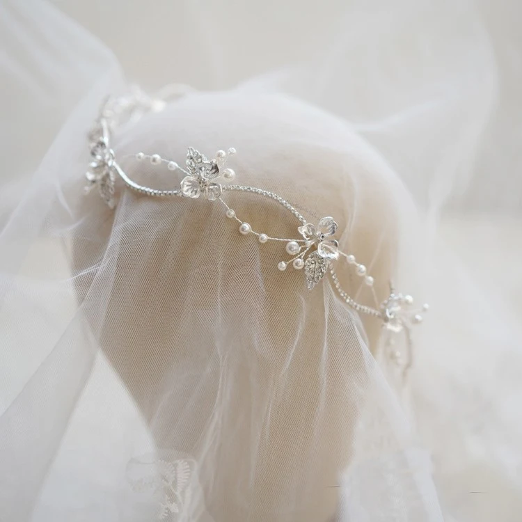 Couronne de mariée style coréen avec cheveux longs – Sublimez votre coiffure de mariage – Parfaite pour un look romantique et des photos inoubliables.