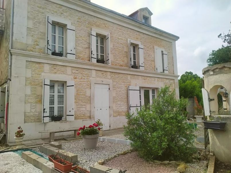 Vente maison 8 pièces 256 m² à Saint-Hippolyte (17430), 258 475 €