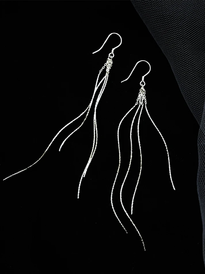 Boucles d'oreilles longues à pompons en argent sterling tendance. Un accessoire haut de gamme pour un look sophistiqué.