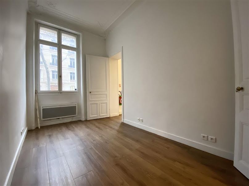 Location  locaux professionnels  35 m² à Paris 8ème (75008), 2 018 €