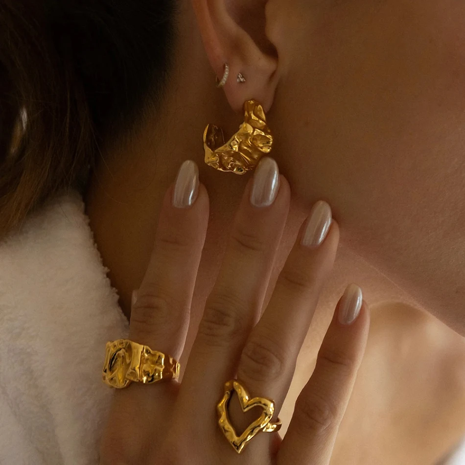 Roestvrijstalen vintage lava oorbellen voor dames, een stijlvol accessoire dat een vleugje elegantie toevoegt aan elke outfit.