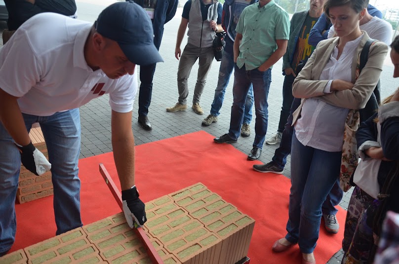 Pustaki ceramiczne do budowy ścian - pokaz murowania podczas Akademii Budowy